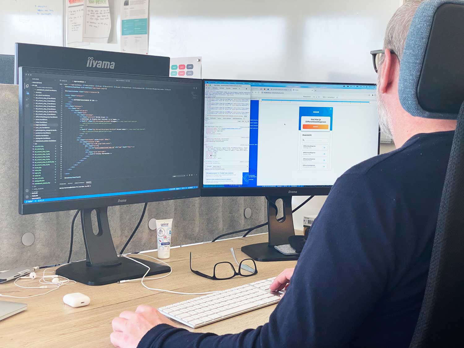 Developer bezig met coderen achter computer