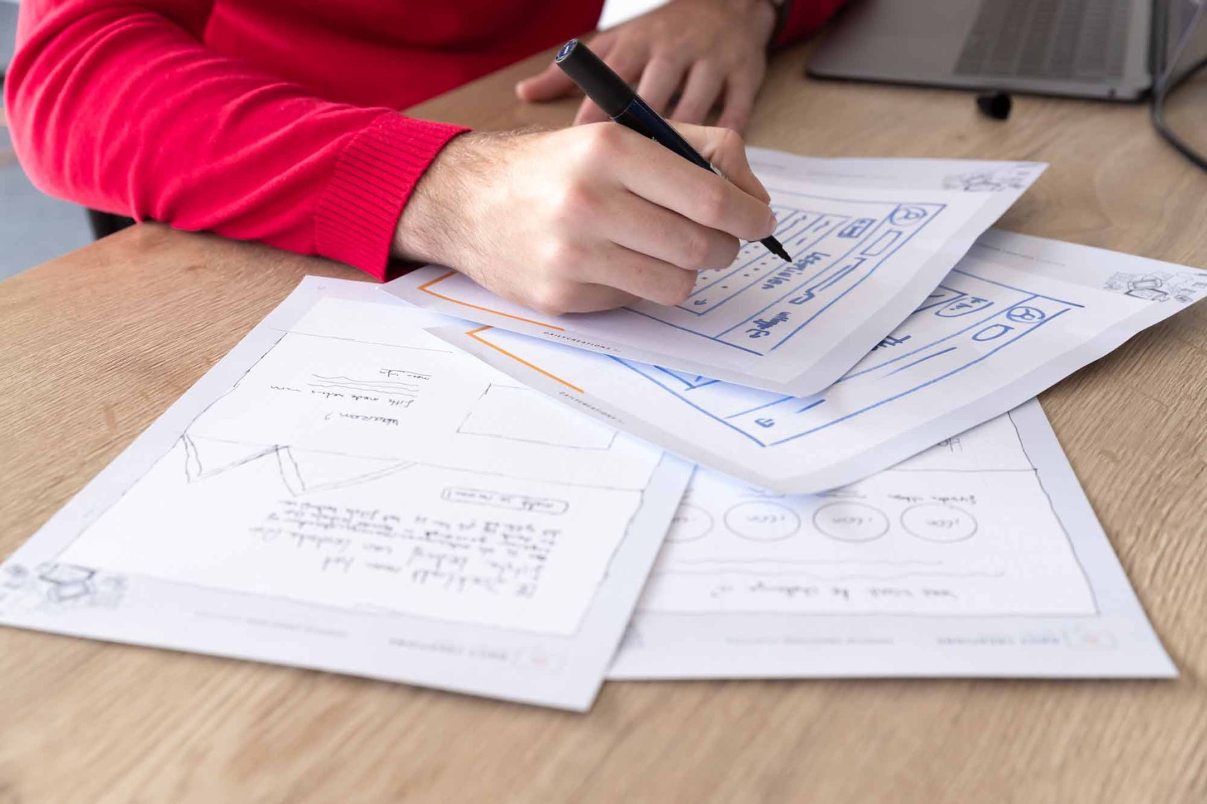 Designer werkt eerste ideeën uit als wireframes