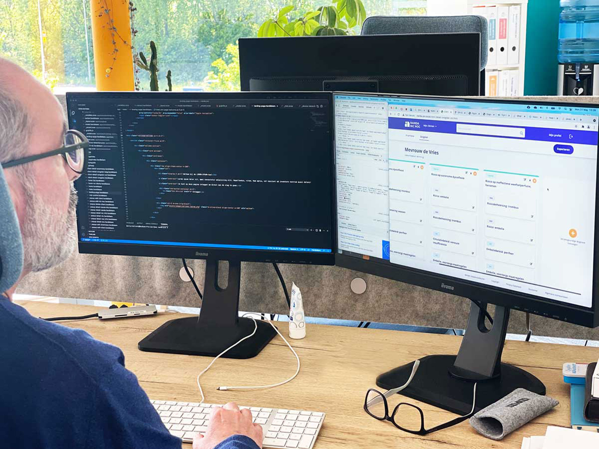 Developer schrijft code